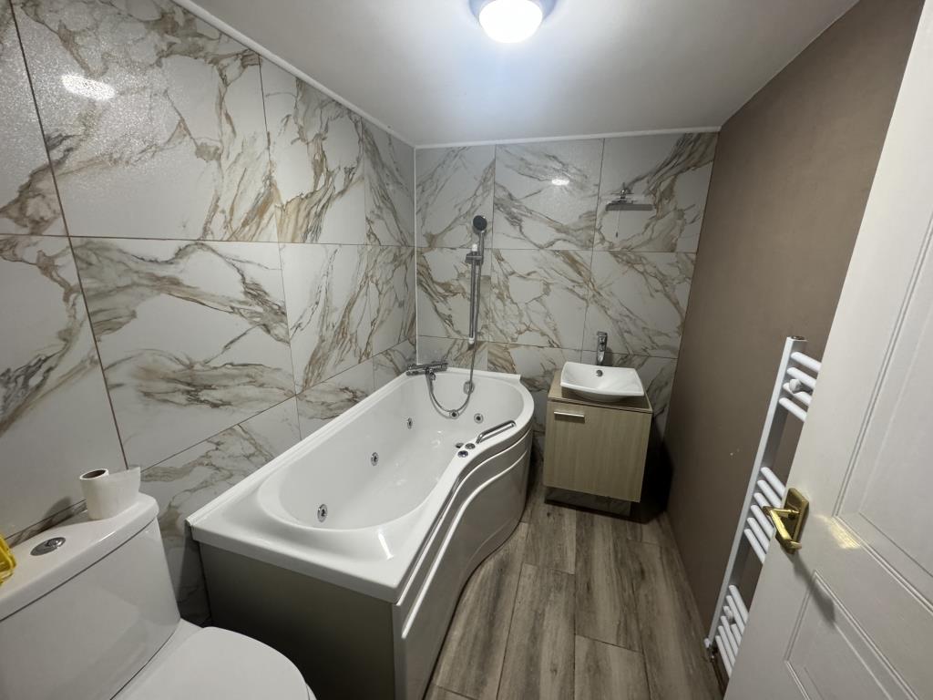 Lot: 149 - REFURBISHED DETACHED COTTAGE WITH ANNEXE AND PARKING - View of family bathroom